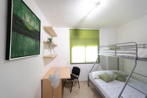 Habitación pequeña con litera y escritorio. en Sabinillas, Duplex con piscina a 300 metros de la playa, en Manilva