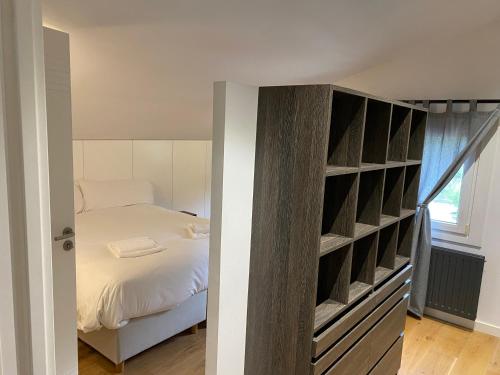 een slaapkamer met een bed en een boekenplank bij El Molí La Massana in La Massana