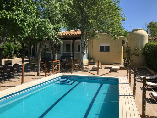 una piscina frente a una casa en Casa rural La Quinta De Lara, en Valdepeñas