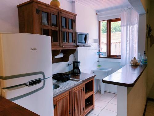 A kitchen or kitchenette at Apartamento Queen Centro Histórico - Vila Ilhabela