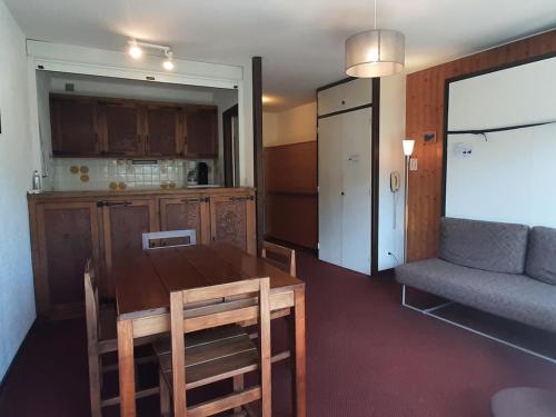 - une cuisine et une salle à manger avec une table et un canapé dans l'établissement Studio à Morzine, 30m², 4 pers, balcon, parking, wifi - FR-1-524-73, à Morzine