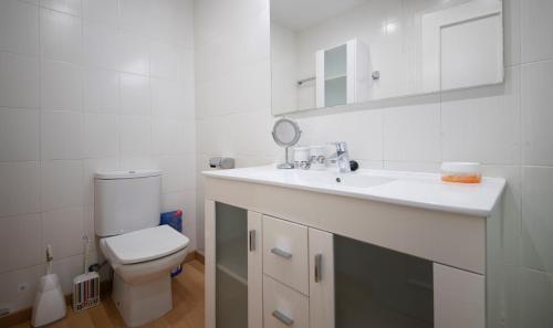 Kúpeľňa v ubytovaní TarracoHomes, TH156 Casa Roser Familiar y con Piscina Compartida