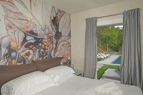a bedroom with a bed and a painting on the wall at Villa Dolce Bellezza in Salò