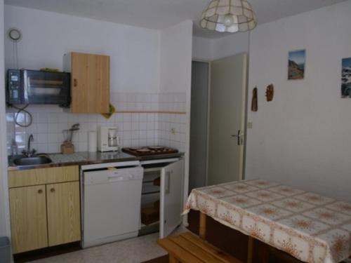 une cuisine avec un évier et une cuisinière dans l'établissement Appartement 2 pièces cabine, proche des pistes, Le Pleynet - FR-1-557A-5, à La Ferrière