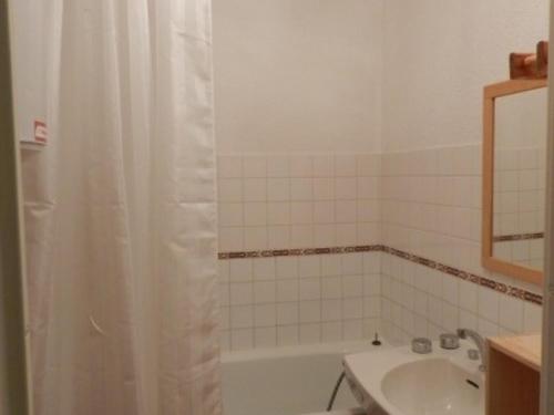 Ένα μπάνιο στο Appartement 2 pièces cabine, proche des pistes, Le Pleynet - FR-1-557A-5