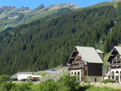 un groupe de bâtiments devant une montagne dans l'établissement Studio cabine au pied des pistes, balcon, accueil animaux - FR-1-557A-20, à La Ferrière