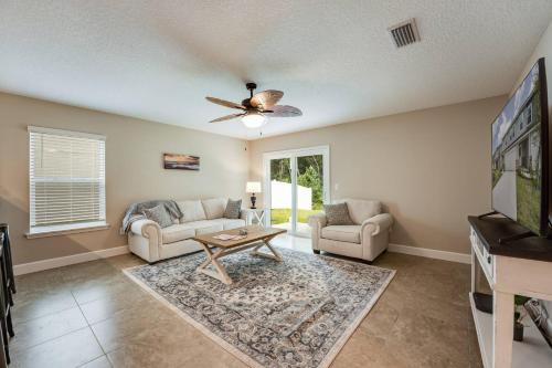 Μια τηλεόραση ή/και κέντρο ψυχαγωγίας στο Jennings Townhome