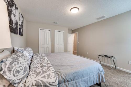 Ένα ή περισσότερα κρεβάτια σε δωμάτιο στο Jennings Townhome