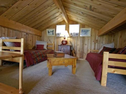 1 dormitorio con 2 camas y una mesa en una cabaña en Chalet Enchastrayes, 5 pièces, 10 personnes - FR-1-165A-20, en Enchastrayes