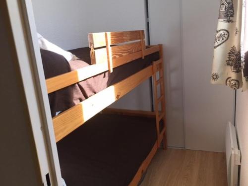 łóżko piętrowe w pokoju z łóżkiem piętrowym w pokoju w obiekcie Studio Enchastrayes, 1 pièce, 4 personnes - FR-1-165A-31 w mieście Enchastrayes