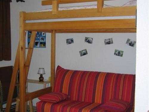 - un salon avec un canapé et des lits superposés dans l'établissement Charmant T2 avec terrasse pour 4 pers à Barcelonnette - FR-1-165A-55, à Barcelonnette