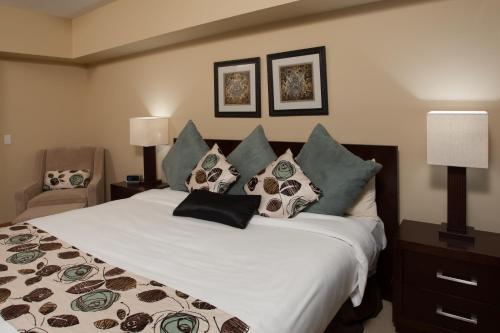 Una cama o camas en una habitación de Lodges at Canmore