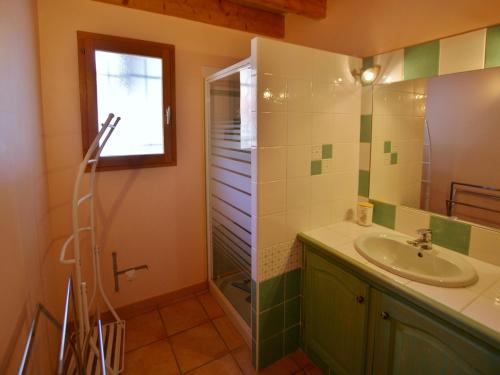 une salle de bain avec un lavabo et une douche dans l'établissement Maison calme avec terrasse, garage et barbecue - FR-1-165A-91, à Saint-Pons