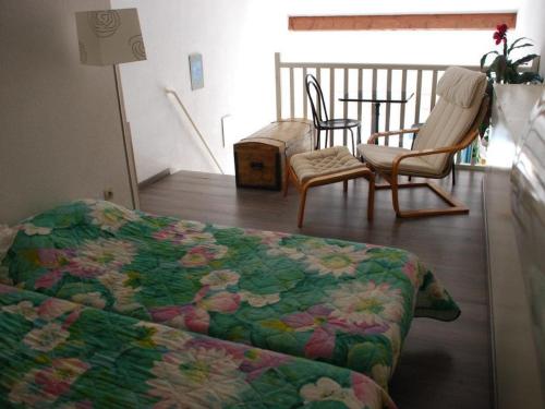 une chambre avec un lit, une table et des chaises dans l'établissement T2 mezzanine 35m² avec terrasse, parking, 6 pers - Sète - FR-1-472-108, à Sète