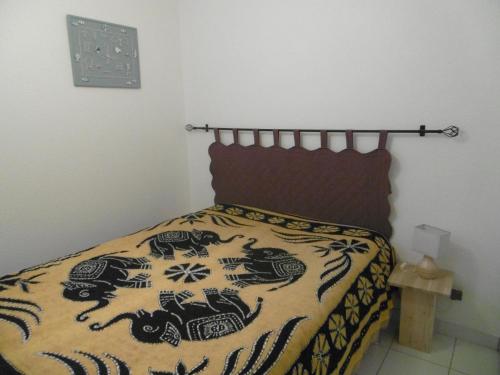 - un lit avec une couverture noire et blanche dans l'établissement Sète : 2 pièces avec cabine, parking sécurisé, loggia fermée - FR-1-472-111, à Sète