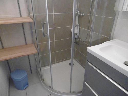 une douche avec une porte vitrée à côté d'un lavabo dans l'établissement Sète : 2 pièces avec cabine, parking sécurisé, loggia fermée - FR-1-472-111, à Sète