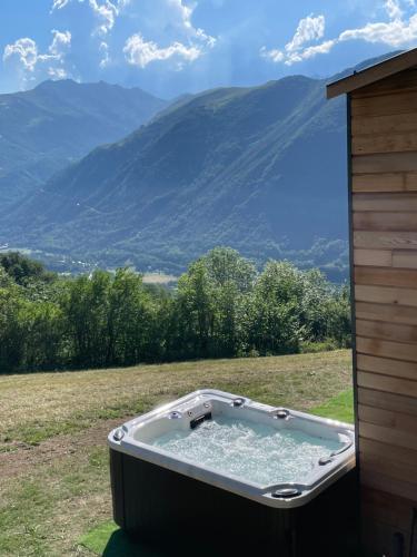 Vista generica sulle montagne o vista sulle montagne dall'interno dello chalet