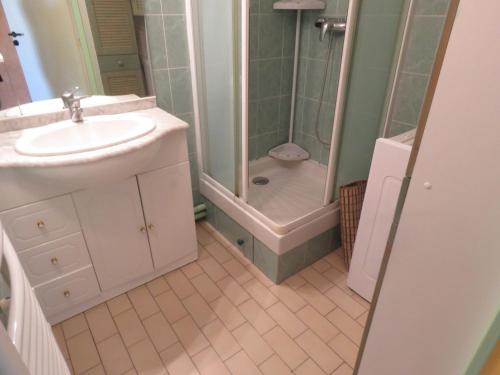 une salle de bain avec un lavabo et une douche dans l'établissement T2 bien entretenu avec loggia et parking à Sète - FR-1-472-119, à Sète