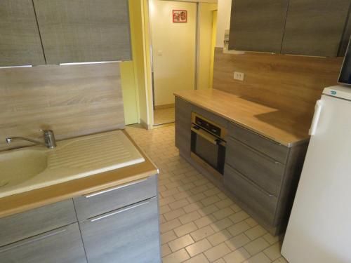 une petite cuisine avec un évier et un réfrigérateur dans l'établissement Appartement T2 à Sète - Terrasse, Loggia, Front de Mer, Parking Privé - FR-1-472-121, à Sète