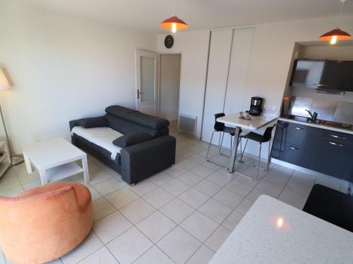 un salon avec un canapé et une table dans l'établissement Appartement T2 avec Terrasse, Parking et Piscine à Sète, proche Plage - FR-1-472-117, à Sète
