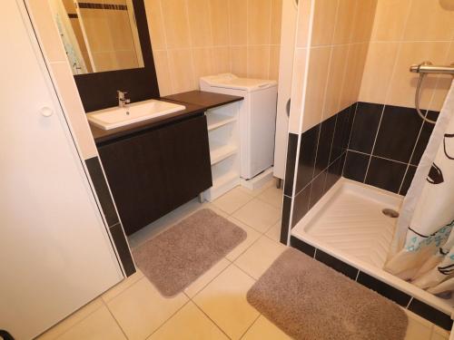une petite salle de bain avec un lavabo et une douche dans l'établissement Appartement T2 avec Terrasse, Parking et Piscine à Sète, proche Plage - FR-1-472-117, à Sète