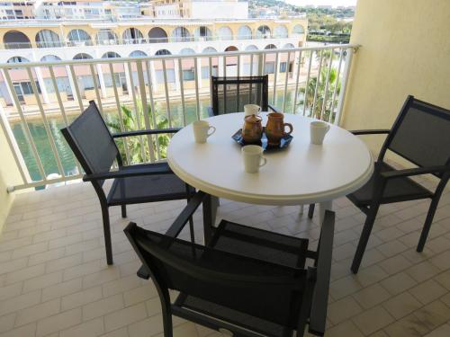une table et des chaises avec deux ours en peluche sur un balcon dans l'établissement Charmant T2 à Sète avec Loggia et Parking - FR-1-472-123, à Sète