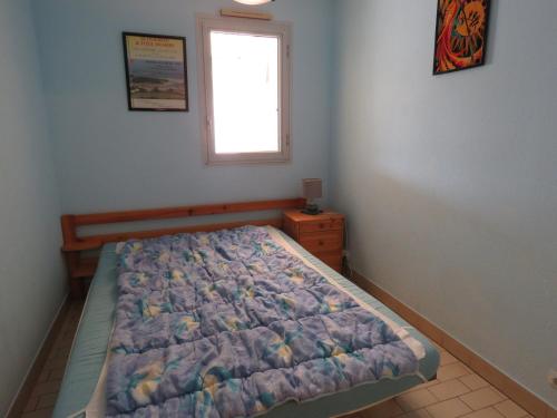 une chambre avec un lit et une fenêtre dans l'établissement Charmant T2 de 40m² en front de mer avec loggia, terrasse et parking privé - Sète - FR-1-472-127, à Sète