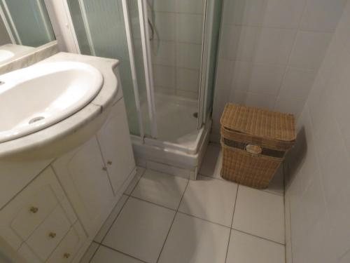 une salle de bain blanche avec un lavabo et une douche dans l'établissement T2 cabine 35m² dernier étage, terrasse, parking - FR-1-472-136, à Sète