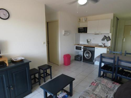 Photo de la galerie de l'établissement Charmant T2 rénové avec terrasse et parking à Sète, à 50m de la plage - FR-1-472-140, à Sète