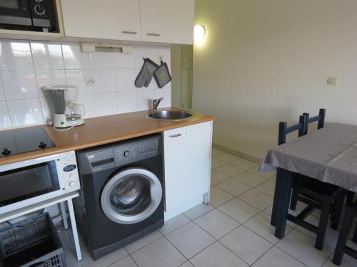 Photo de la galerie de l'établissement Charmant T2 rénové avec terrasse et parking à Sète, à 50m de la plage - FR-1-472-140, à Sète