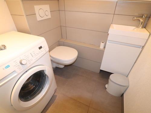 une petite salle de bains avec un lave-linge. dans l'établissement T3 75m² avec Terrasse et Double Parking à Sète - FR-1-472-141, à Sète