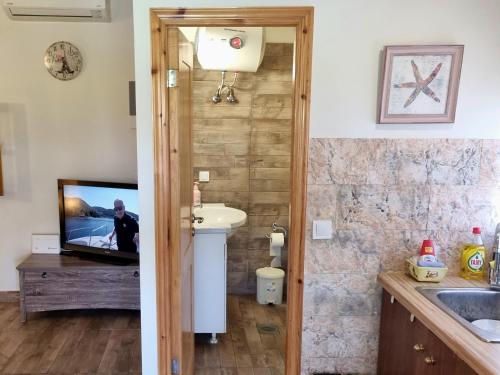 Wooden house corfu tesisinde bir banyo