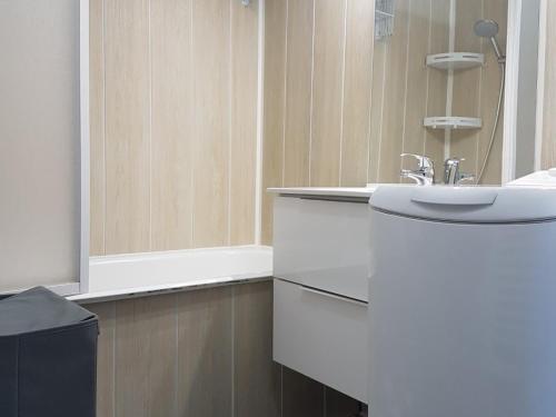 une salle de bain blanche avec un lavabo et un miroir dans l'établissement Studio rénové proche des pistes avec terrasse et TV grand écran - FR-1-165A-98, à Uvernet