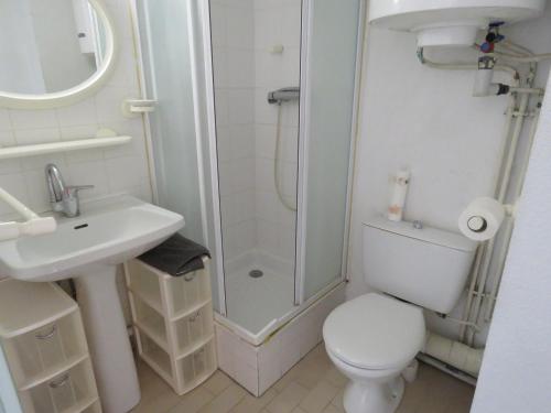 une salle de bain avec une douche, des toilettes et un lavabo dans l'établissement Studio à Sète avec terrasse, cuisine équipée et vue marina - FR-1-472-149, à Sète