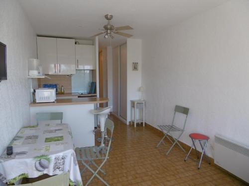Sète: Studio cabine 4 pers avec accès direct plage, parking privatif - FR-1-472-152