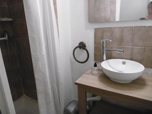 une salle de bain avec un lavabo et une douche dans l'établissement Sète: Studio cabine 4 pers avec accès direct plage, parking privatif - FR-1-472-152, à Sète