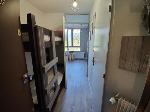 un couloir menant à une chambre avec porte et hallwayngth dans l'établissement Studio lumineux à Pra-Loup, proche pistes, galerie commerciale et parking privé. - FR-1-165A-109, à Uvernet