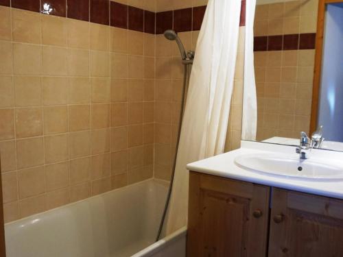 une salle de bain avec un lavabo et une baignoire dans l'établissement Appartement 2 pièces cabine, parking, WiFi & animaux admis - FR-1-636-39, à Orcières