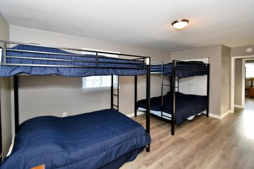 Μία ή περισσότερες κουκέτες σε δωμάτιο στο 2 Bed, 1 Bath, Upper Level Unit