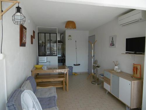 un salon avec une table et un bureau dans l'établissement Appartement 35m² avec loggia, parking privé à Sète - FR-1-472-159, à Sète