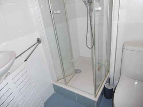 a shower stall in a bathroom with a toilet at Appartement Sète, 2 pièces, 3 personnes - FR-1-472-159 in Sète
