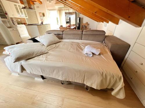 - une chambre avec un grand lit dans l'établissement ERMAN HOUSE Mansarda sulla Riviera del Brenta Venezia, à Dolo