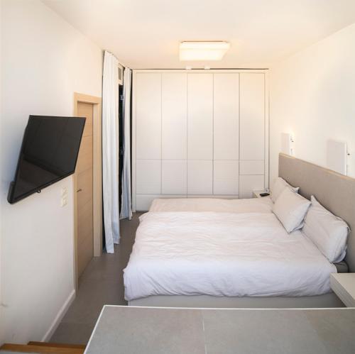 Ein Bett oder Betten in einem Zimmer der Unterkunft Sea front panoramic duplex roof-top