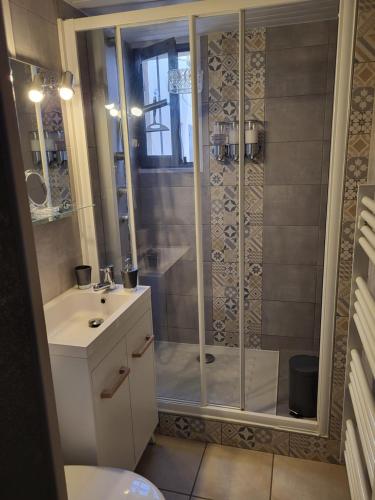 La salle de bains est pourvue d'une douche et d'un lavabo. dans l'établissement le zen du cap d'agde, au Cap d'Agde