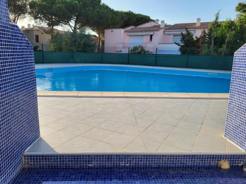 - une grande piscine revêtue de carrelage dans l'établissement le zen du cap d'agde, au Cap d'Agde