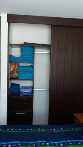a bedroom with a bed and a closet at Casa Diamante Azul in Manzanillo