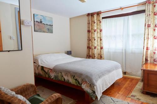 Postel nebo postele na pokoji v ubytování Sea view 1-Bed Cottage with private garden