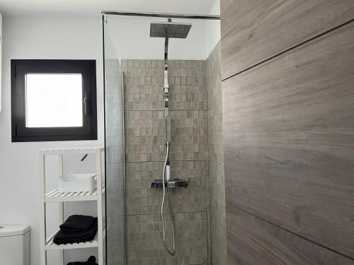 Koupelna v ubytování Modern 2 bed apartment, private roof terrace with jacuzzi - Competa Centre - Casa de La Plaza