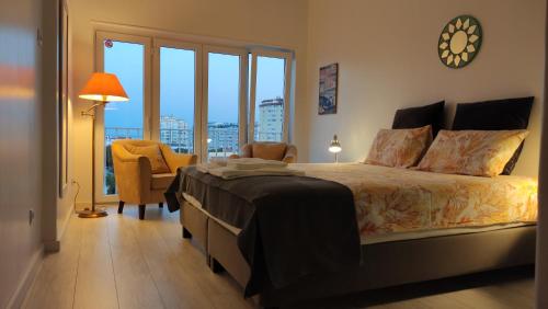 una camera con letto e vista sulla città di Golden Loft Caparica a Costa da Caparica