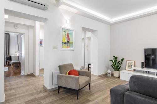 un soggiorno con divano e sedia di Top Location Apartment "Park" a Spalato (Split)